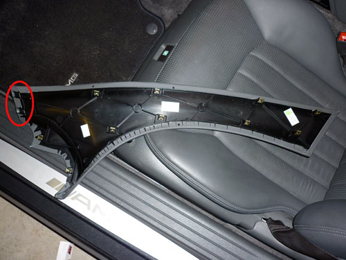 Mercedes SL (R230) centre console side trim removed