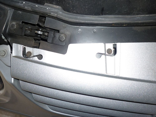 Mercedes SL (R230) front grill screws