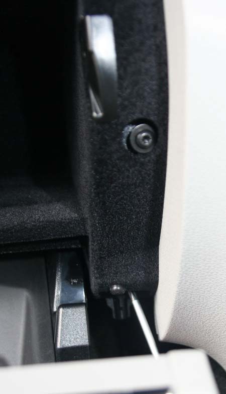W204 glovebox central screws